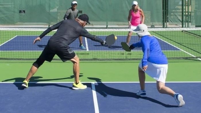 what is the difference between pickleball singles & doubles