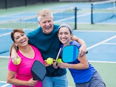 how to play pickleball with 3 players 