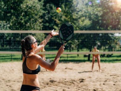 what is the difference between beach tennis and pickleball